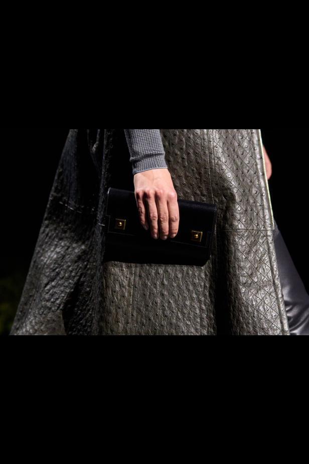 امرأة ‏Hermès‏ ‏لخريف 2026 ‏غامضة رشيقة وحرة... تحت جنح الظلام