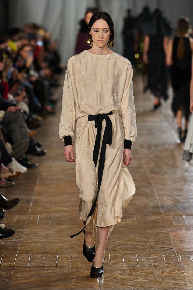 مجموعة ‏Lanvin‏ لخريف 2026... استعادة سحر العشرينيات برؤية "بيتر كوبينغ"‏