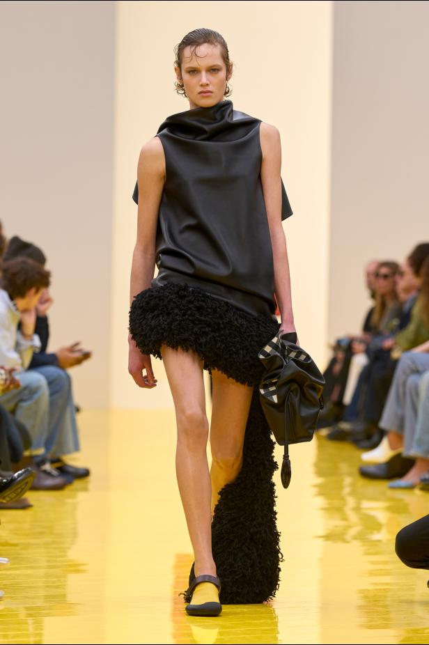 عرض أزياء Loewe لخريف وشتاء 2027