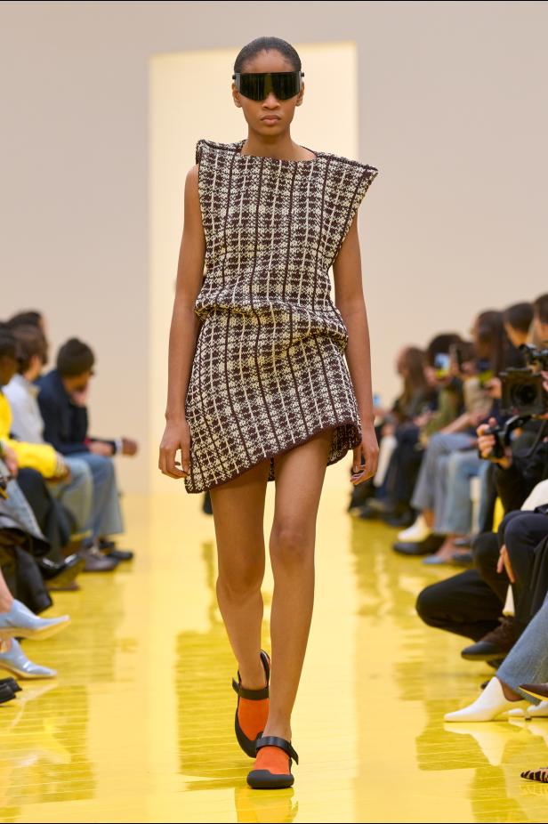 عرض أزياء Loewe لخريف وشتاء 2027