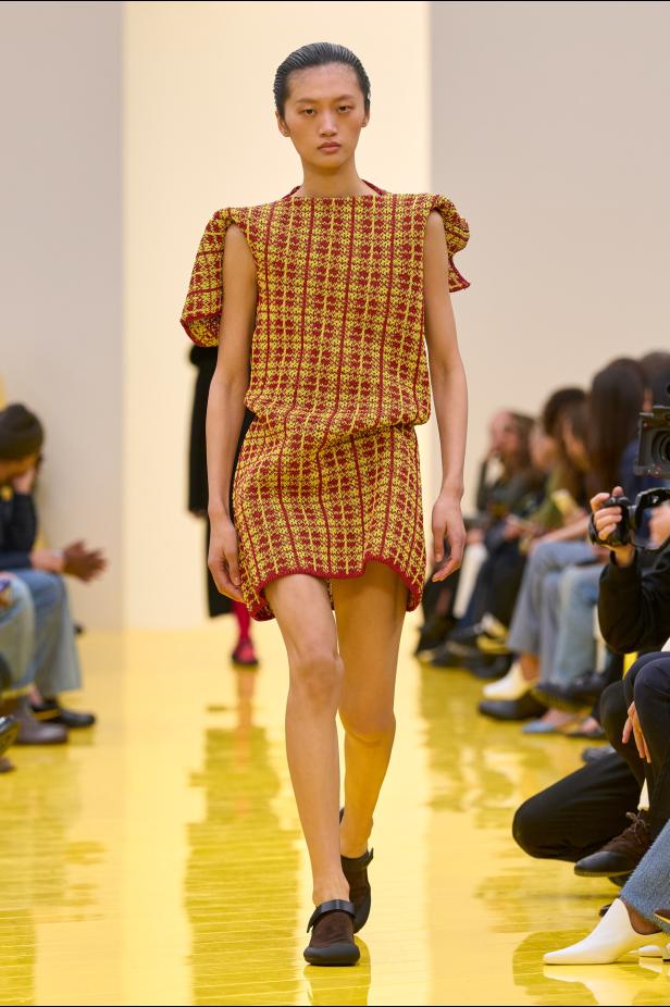 عرض أزياء Loewe لخريف وشتاء 2027