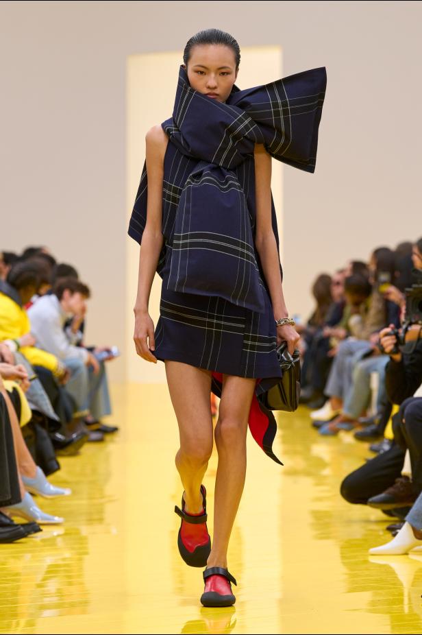 عرض أزياء Loewe لخريف وشتاء 2027