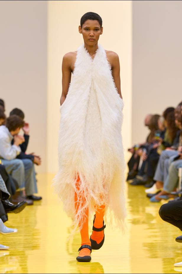 عرض أزياء Loewe لخريف وشتاء 2027