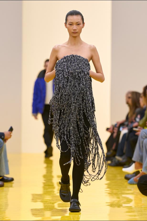 عرض أزياء Loewe لخريف وشتاء 2027