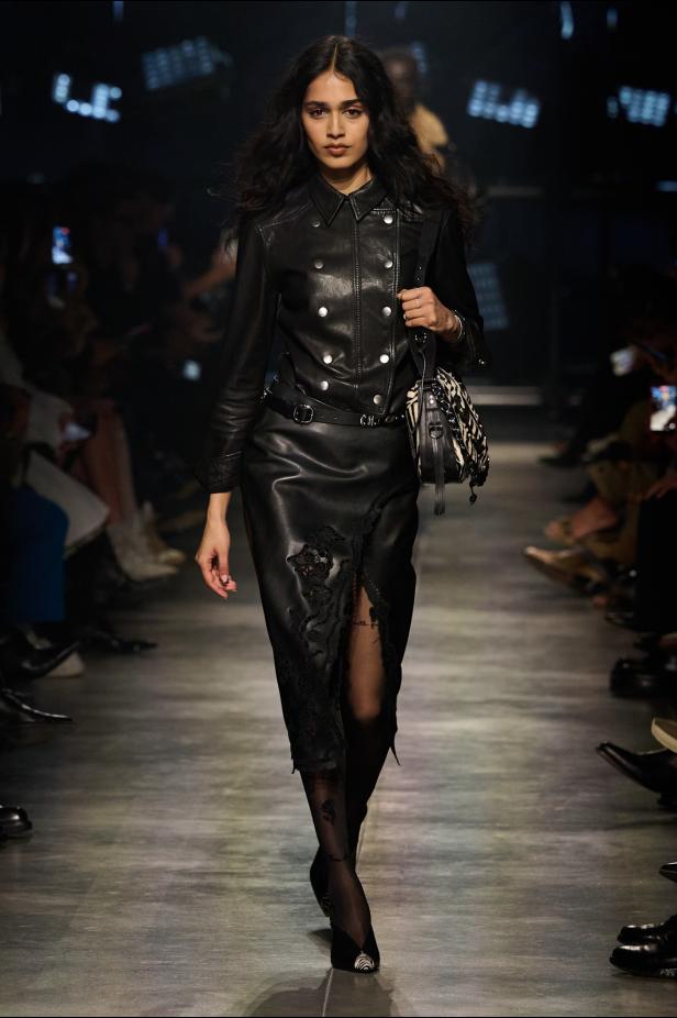 Isabel Marant‏ تحتفل كعادتها بالمرأة الواثقة والعفوية في مجموعة خريف 2026‏