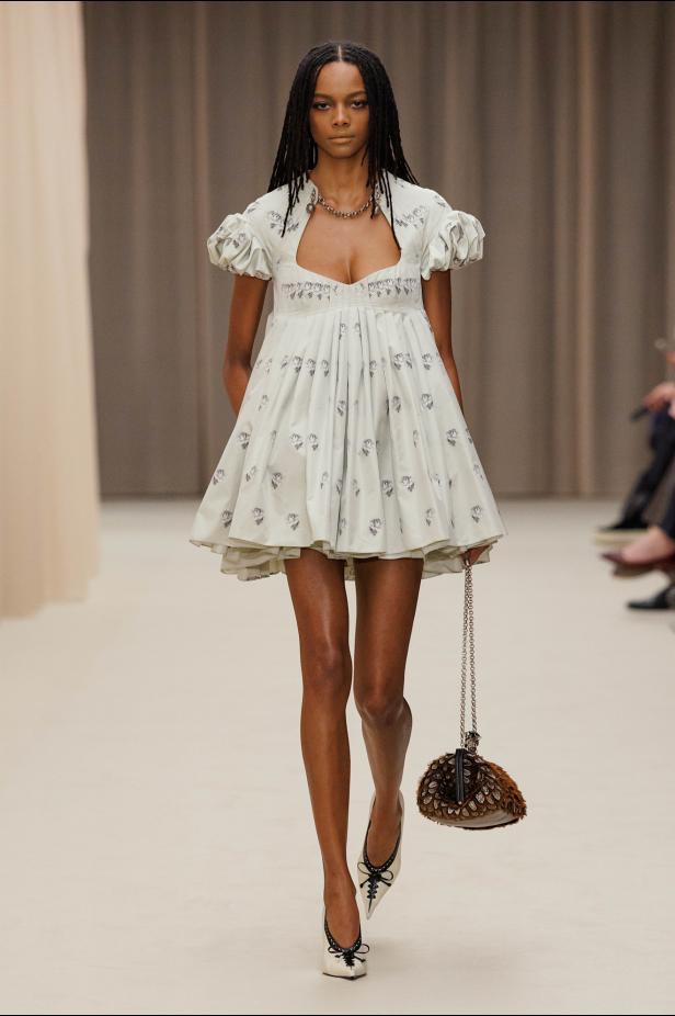 ما خلف الكمال في مجموعة McQueen خريف وشتاء 2026 للملابس الجاهزة