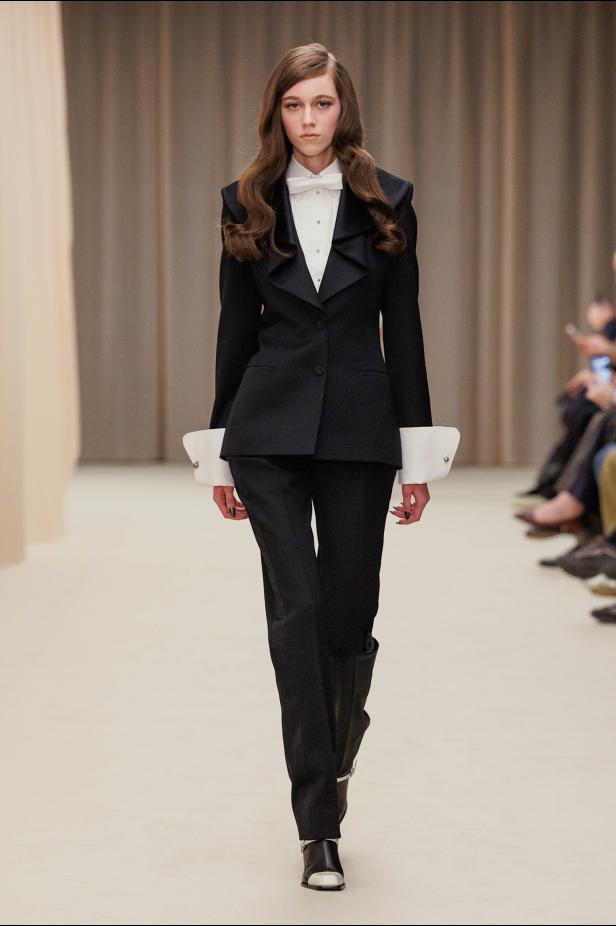 ما خلف الكمال في مجموعة McQueen خريف وشتاء 2026 للملابس الجاهزة