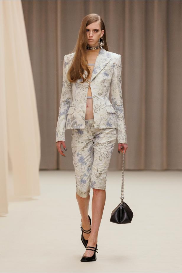 ما خلف الكمال في مجموعة McQueen خريف وشتاء 2026 للملابس الجاهزة