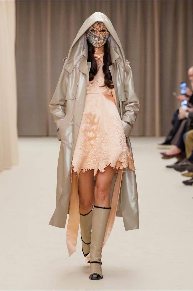 ما خلف الكمال في مجموعة McQueen خريف وشتاء 2026 للملابس الجاهزة