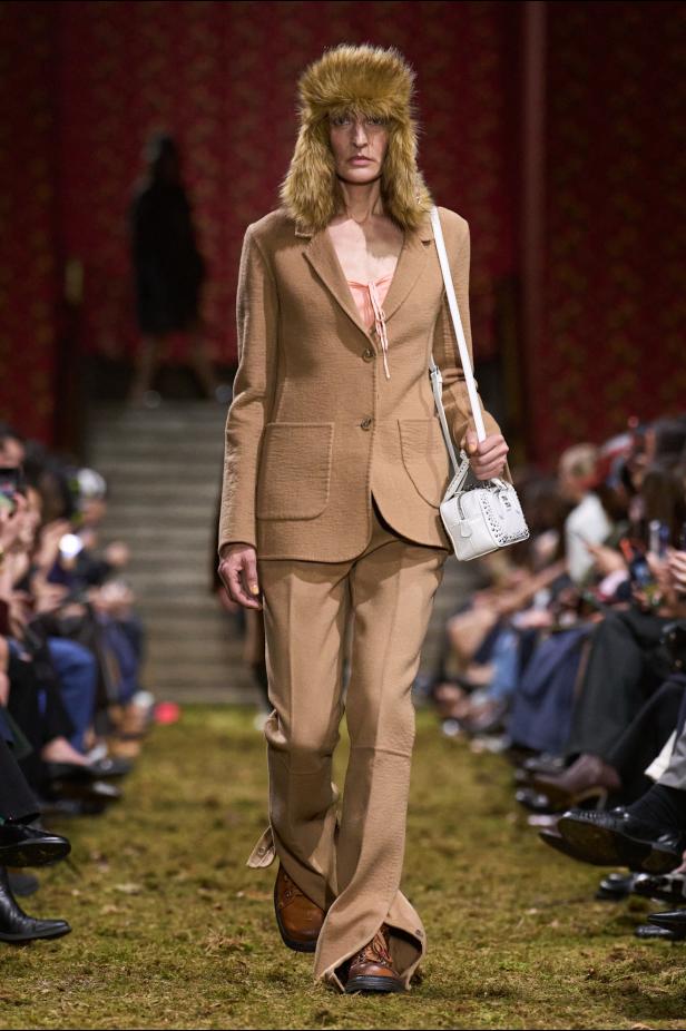 مجموعة‎ Miu Miu ‎لخريف 2026... صدى عاطفي وشعور يتجلى في الأزياء