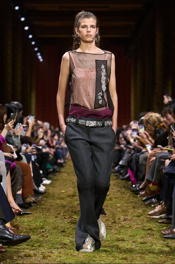 مجموعة‎ Miu Miu ‎لخريف 2026... صدى عاطفي وشعور يتجلى في الأزياء