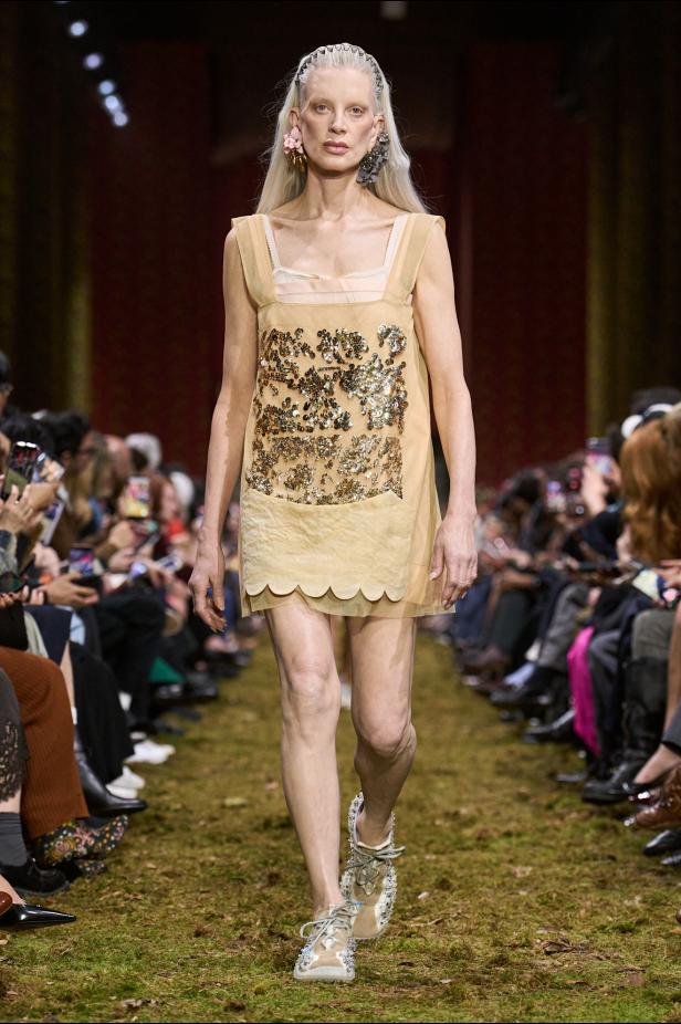 مجموعة‎ Miu Miu ‎لخريف 2026... صدى عاطفي وشعور يتجلى في الأزياء