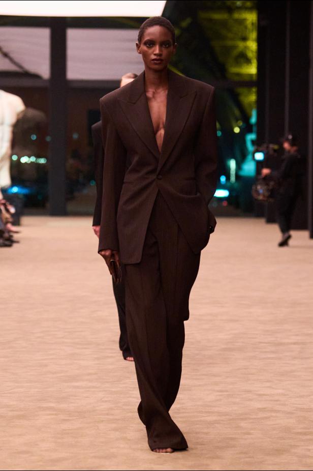 ستون عاماً من الغموض الأسود..بدلة Le Smoking تتصدر مجموعة Saint Laurent خريف وشتاء 2026 للملابس الجاهزة