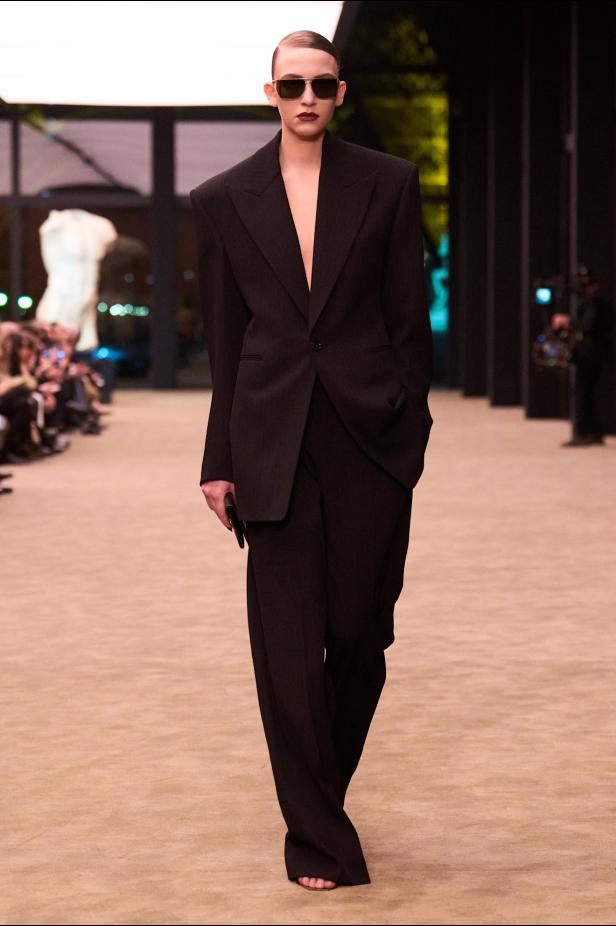 ستون عاماً من الغموض الأسود..بدلة Le Smoking تتصدر مجموعة Saint Laurent خريف وشتاء 2026 للملابس الجاهزة