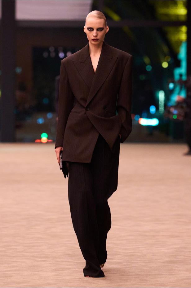 ستون عاماً من الغموض الأسود..بدلة Le Smoking تتصدر مجموعة Saint Laurent خريف وشتاء 2026 للملابس الجاهزة