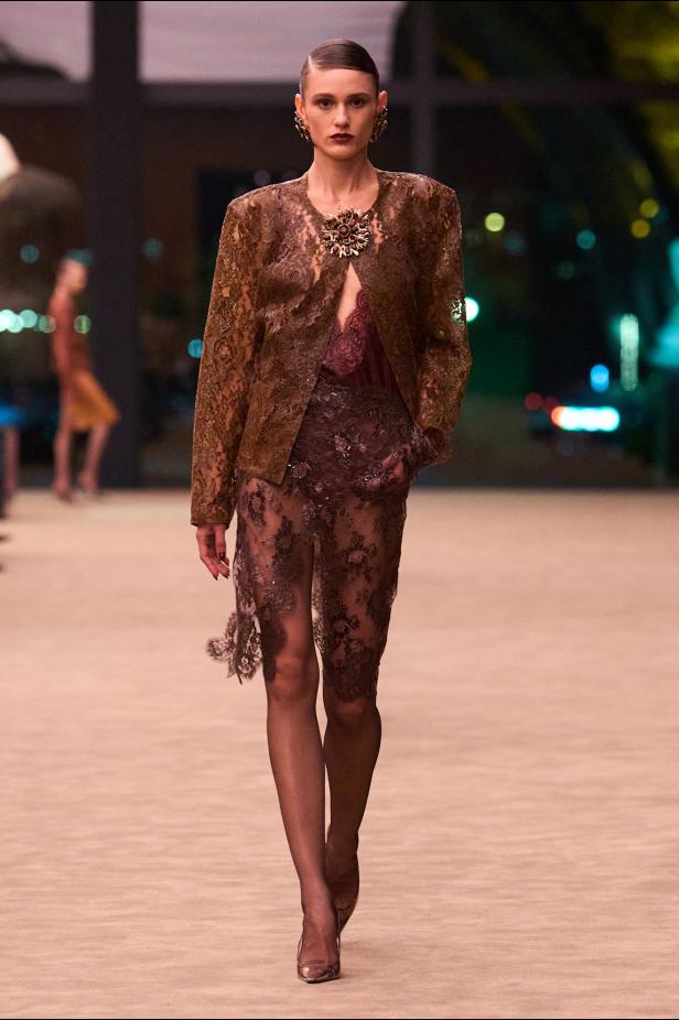 ستون عاماً من الغموض الأسود..بدلة Le Smoking تتصدر مجموعة Saint Laurent خريف وشتاء 2026 للملابس الجاهزة