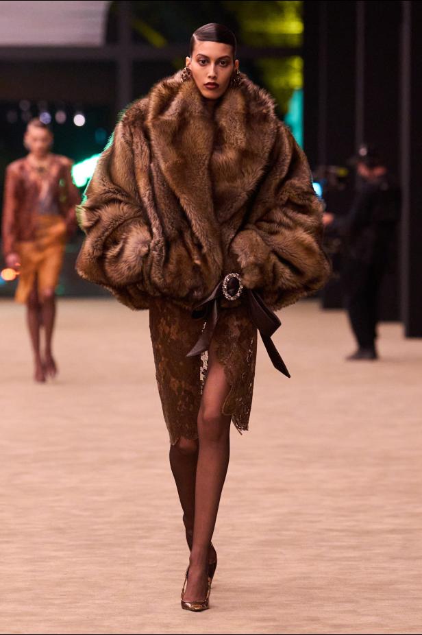 ستون عاماً من الغموض الأسود..بدلة Le Smoking تتصدر مجموعة Saint Laurent خريف وشتاء 2026 للملابس الجاهزة