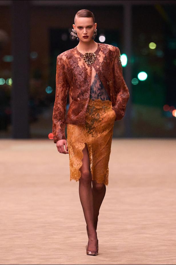 ستون عاماً من الغموض الأسود..بدلة Le Smoking تتصدر مجموعة Saint Laurent خريف وشتاء 2026 للملابس الجاهزة