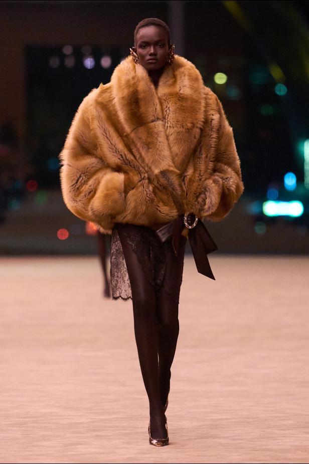 ستون عاماً من الغموض الأسود..بدلة Le Smoking تتصدر مجموعة Saint Laurent خريف وشتاء 2026 للملابس الجاهزة