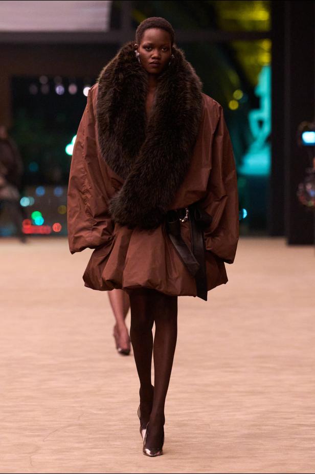 ستون عاماً من الغموض الأسود..بدلة Le Smoking تتصدر مجموعة Saint Laurent خريف وشتاء 2026 للملابس الجاهزة