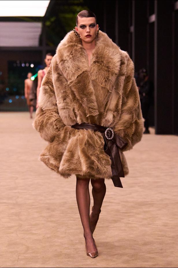 ستون عاماً من الغموض الأسود..بدلة Le Smoking تتصدر مجموعة Saint Laurent خريف وشتاء 2026 للملابس الجاهزة