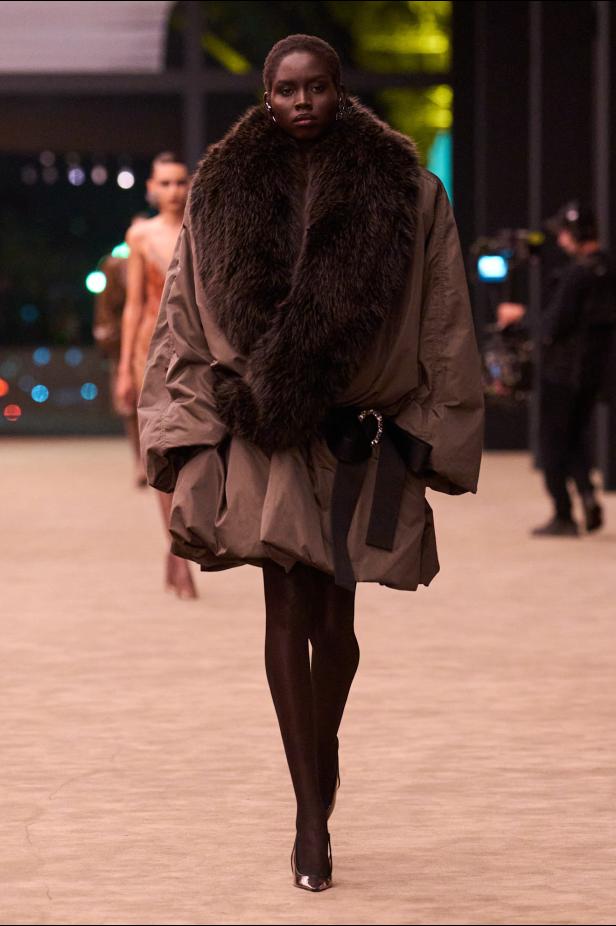 ستون عاماً من الغموض الأسود..بدلة Le Smoking تتصدر مجموعة Saint Laurent خريف وشتاء 2026 للملابس الجاهزة