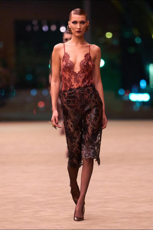 ستون عاماً من الغموض الأسود..بدلة Le Smoking تتصدر مجموعة Saint Laurent خريف وشتاء 2026 للملابس الجاهزة