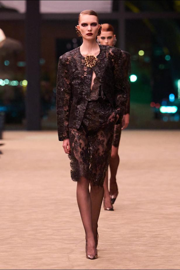 ستون عاماً من الغموض الأسود..بدلة Le Smoking تتصدر مجموعة Saint Laurent خريف وشتاء 2026 للملابس الجاهزة