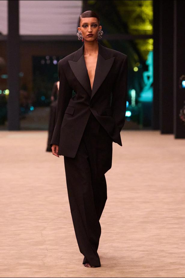 ستون عاماً من الغموض الأسود..بدلة Le Smoking تتصدر مجموعة Saint Laurent خريف وشتاء 2026 للملابس الجاهزة