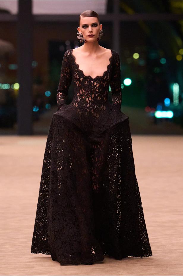 ستون عاماً من الغموض الأسود..بدلة Le Smoking تتصدر مجموعة Saint Laurent خريف وشتاء 2026 للملابس الجاهزة