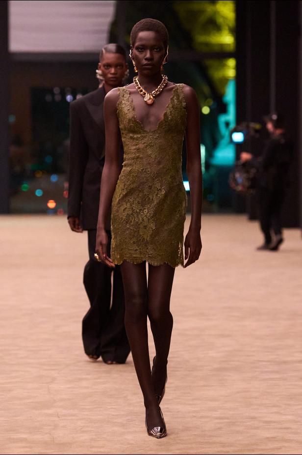 ستون عاماً من الغموض الأسود..بدلة Le Smoking تتصدر مجموعة Saint Laurent خريف وشتاء 2026 للملابس الجاهزة