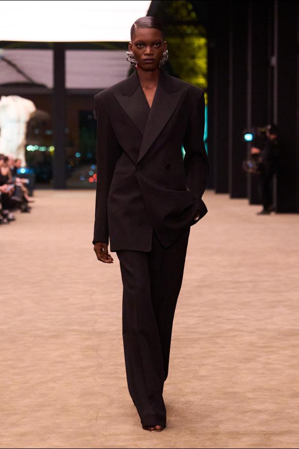 ستون عاماً من الغموض الأسود..بدلة Le Smoking تتصدر مجموعة Saint Laurent خريف وشتاء 2026 للملابس الجاهزة