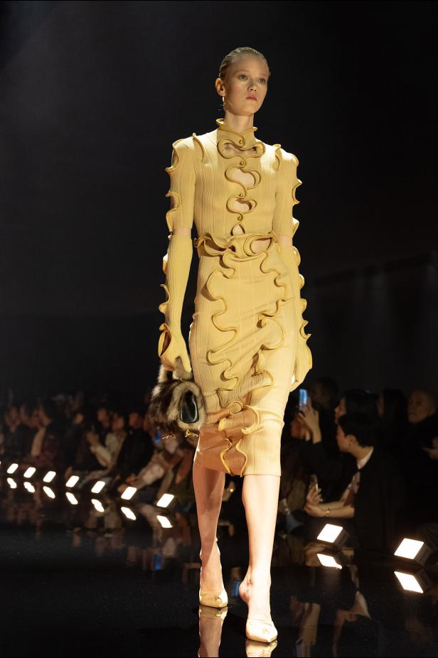 دانيال روزبيري يبرهن اتساع الأزياء الجاهزة لجموح السريالية في Schiaparelli خريف 2026