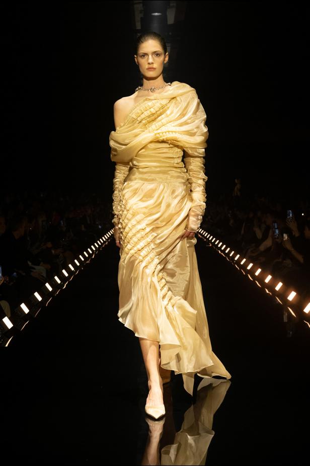 دانيال روزبيري يبرهن اتساع الأزياء الجاهزة لجموح السريالية في Schiaparelli خريف 2026