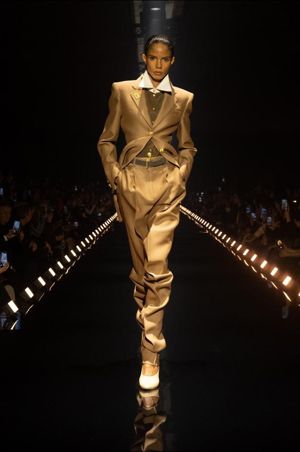 دانيال روزبيري يبرهن اتساع الأزياء الجاهزة لجموح السريالية في Schiaparelli خريف 2026