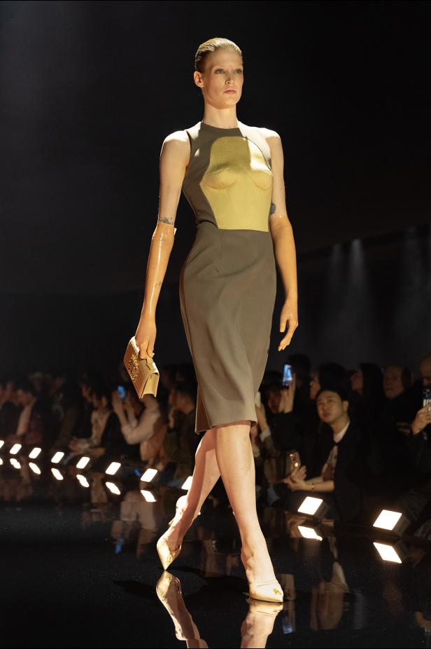 دانيال روزبيري يبرهن اتساع الأزياء الجاهزة لجموح السريالية في Schiaparelli خريف 2026