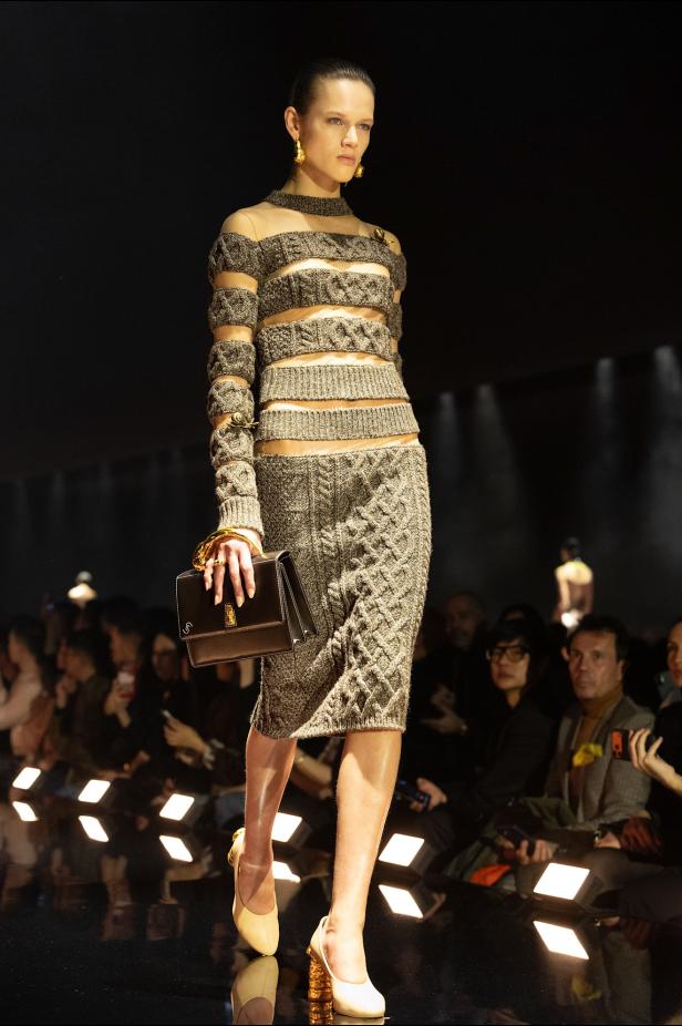 دانيال روزبيري يبرهن اتساع الأزياء الجاهزة لجموح السريالية في Schiaparelli خريف 2026