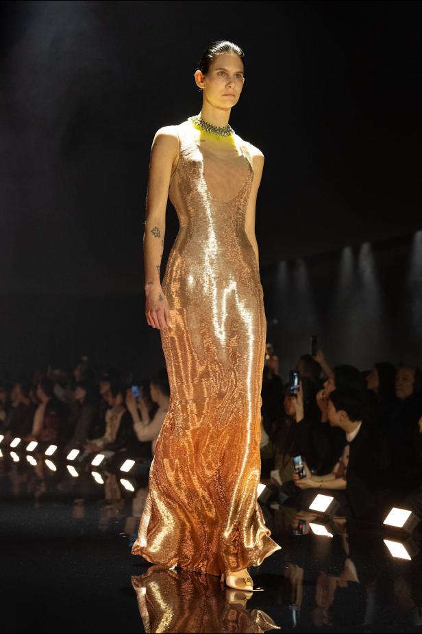 دانيال روزبيري يبرهن اتساع الأزياء الجاهزة لجموح السريالية في Schiaparelli خريف 2026