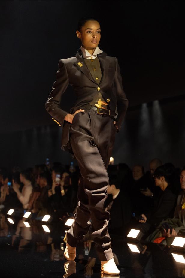 دانيال روزبيري يبرهن اتساع الأزياء الجاهزة لجموح السريالية في Schiaparelli خريف 2026