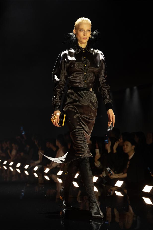 دانيال روزبيري يبرهن اتساع الأزياء الجاهزة لجموح السريالية في Schiaparelli خريف 2026