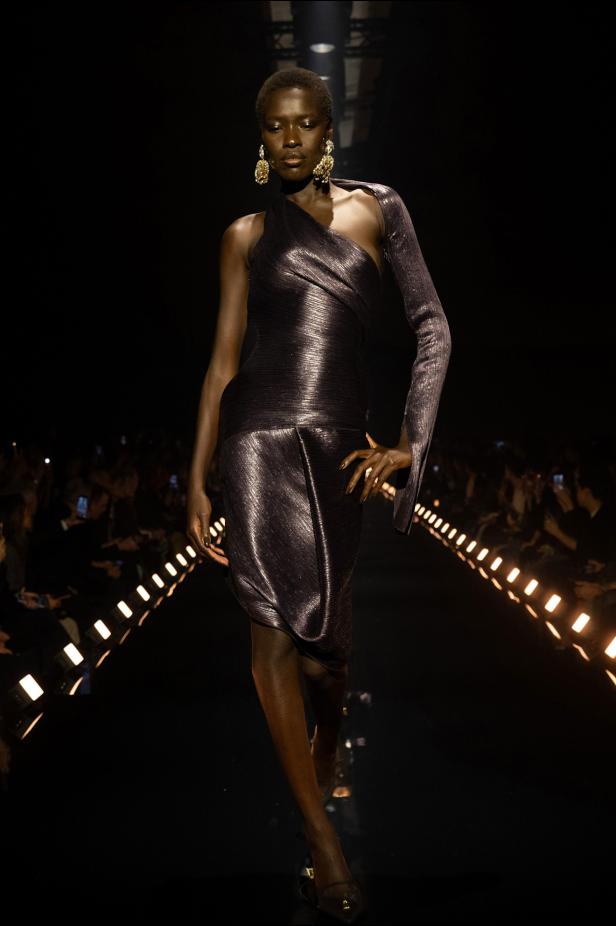 دانيال روزبيري يبرهن اتساع الأزياء الجاهزة لجموح السريالية في Schiaparelli خريف 2026