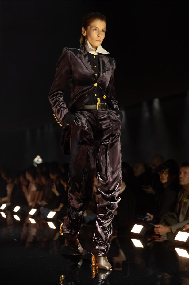 دانيال روزبيري يبرهن اتساع الأزياء الجاهزة لجموح السريالية في Schiaparelli خريف 2026