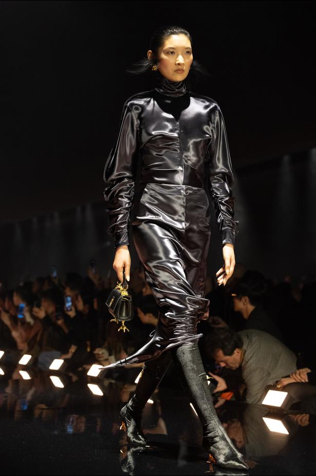 دانيال روزبيري يبرهن اتساع الأزياء الجاهزة لجموح السريالية في Schiaparelli خريف 2026