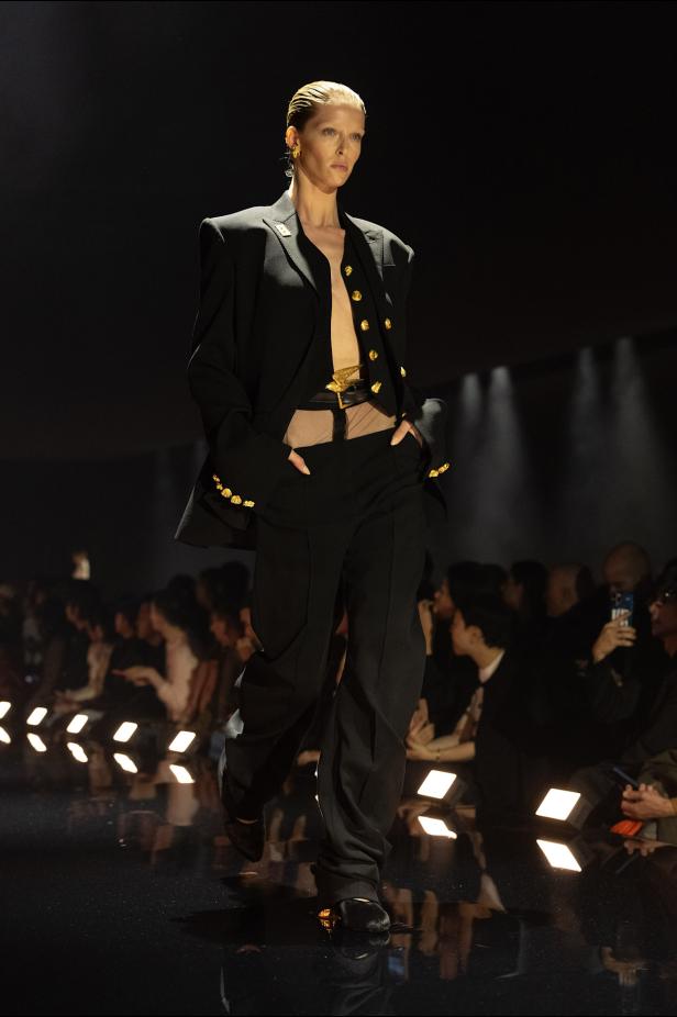 دانيال روزبيري يبرهن اتساع الأزياء الجاهزة لجموح السريالية في Schiaparelli خريف 2026