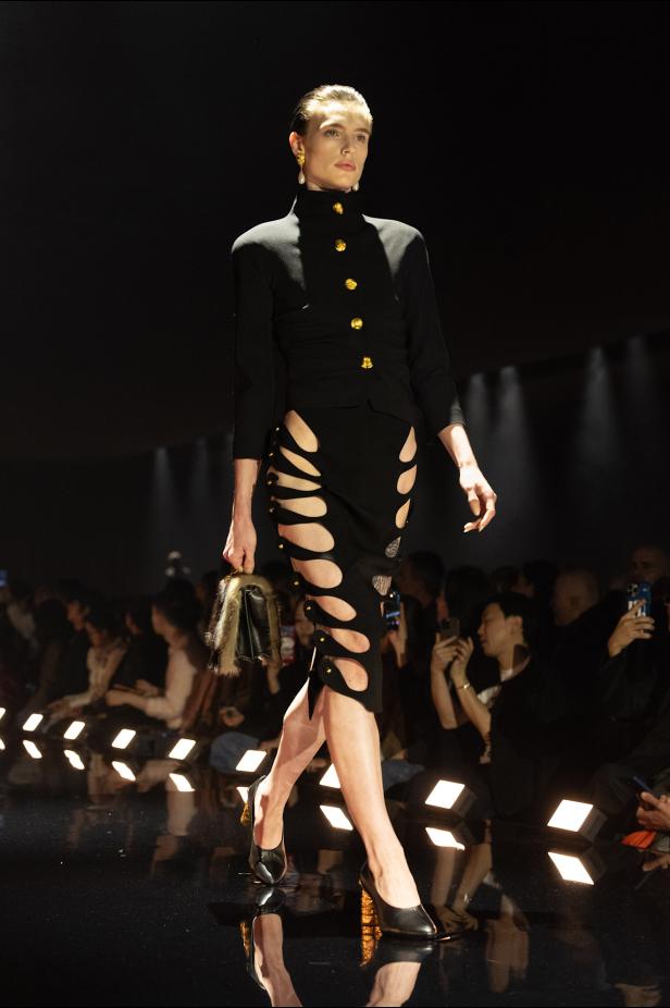 دانيال روزبيري يبرهن اتساع الأزياء الجاهزة لجموح السريالية في Schiaparelli خريف 2026