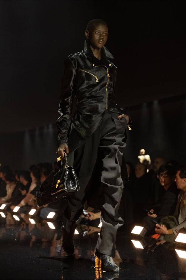 دانيال روزبيري يبرهن اتساع الأزياء الجاهزة لجموح السريالية في Schiaparelli خريف 2026