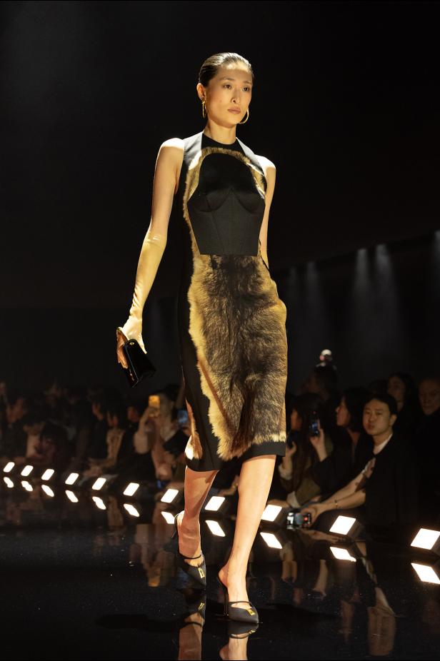 دانيال روزبيري يبرهن اتساع الأزياء الجاهزة لجموح السريالية في Schiaparelli خريف 2026