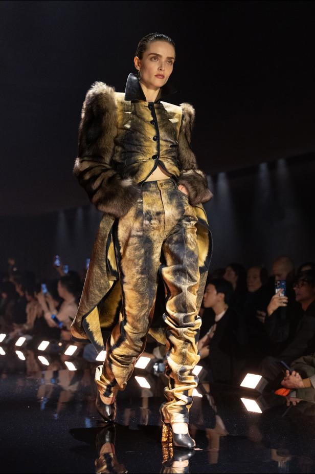 دانيال روزبيري يبرهن اتساع الأزياء الجاهزة لجموح السريالية في Schiaparelli خريف 2026