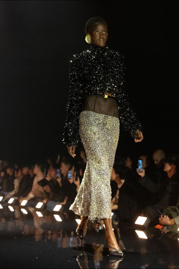 دانيال روزبيري يبرهن اتساع الأزياء الجاهزة لجموح السريالية في Schiaparelli خريف 2026