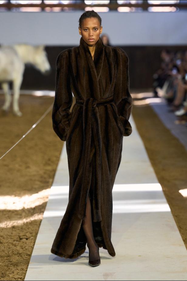 مجموعة ستيلا ماكارتني لخريف وشتاء 2026... سيمفونية الخيول وأناقة الثمانينيات المستدامة